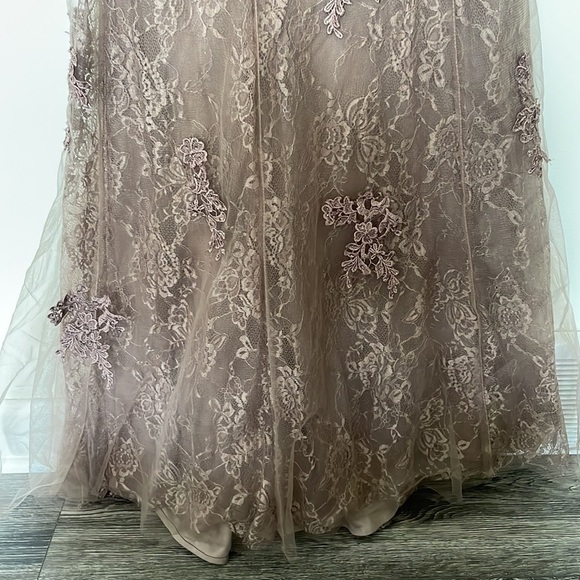 La Femme | Mauve Lace Applique Tulle Sweetheart Neckline Trumpet Gown Size 4 - Picture 6 of 13